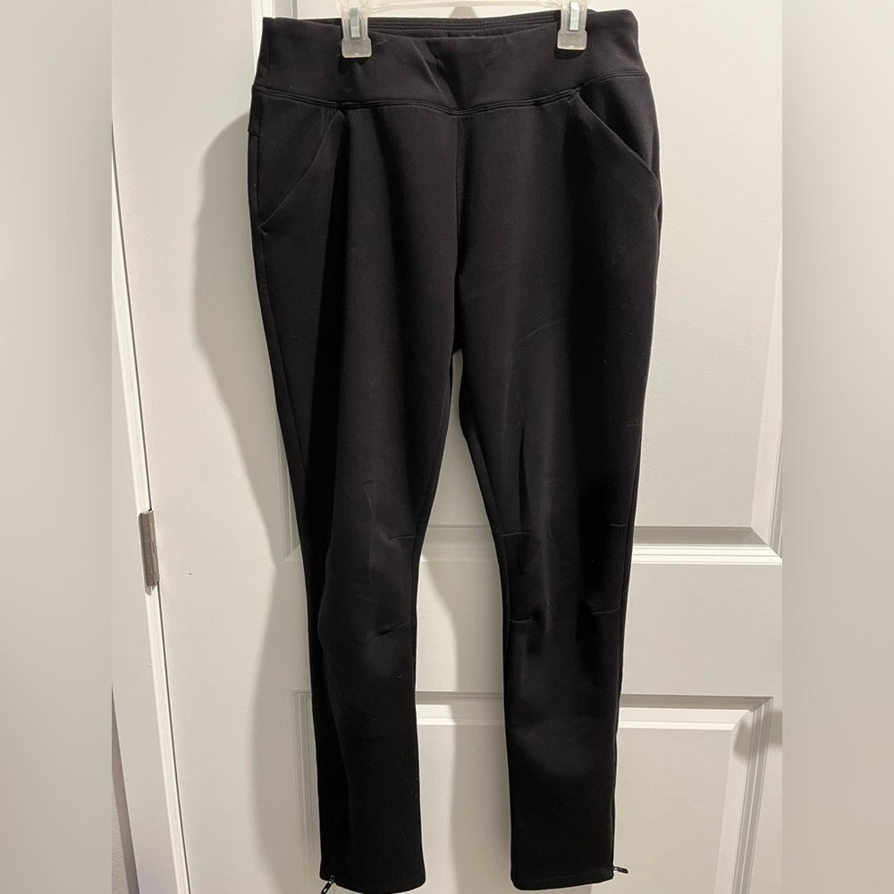 Korsa women’s size medium black pants. 29 inch inseam, 2 pockets with zippers
